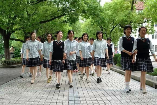 【今日话题】上海中学校服大比拼 你的学校上榜了吗?